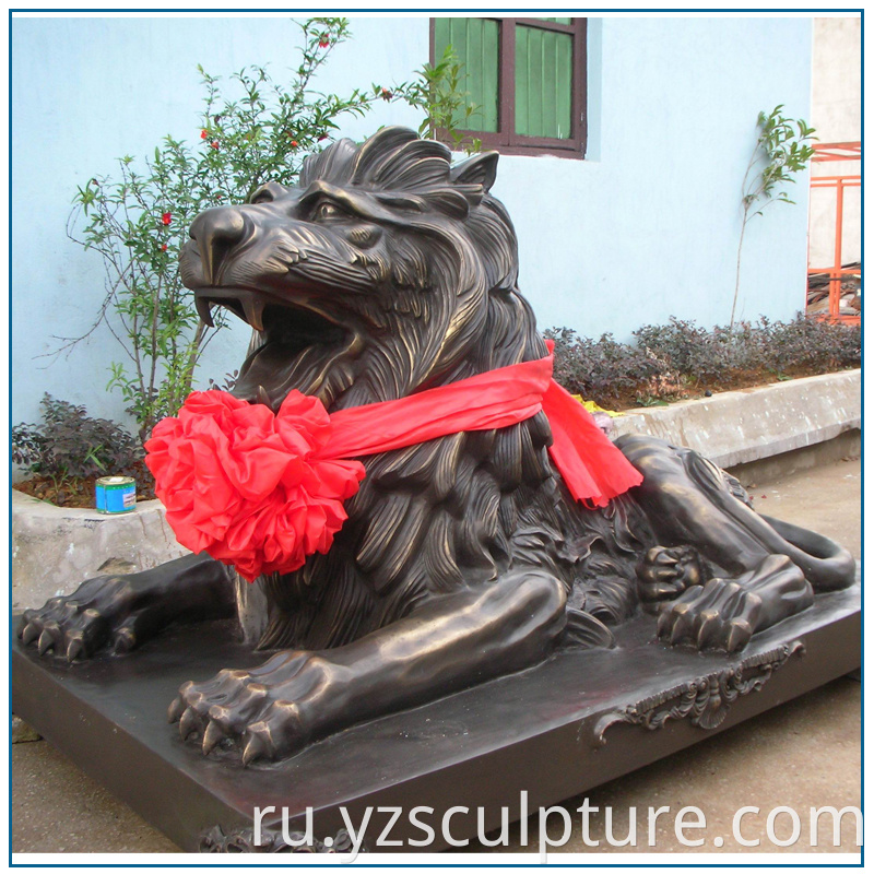 life size lion sculpture